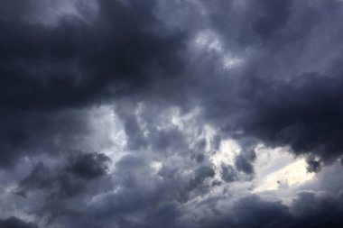 Kara bulutlardaki kara fırtına yağmurdan önce