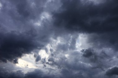 Kara bulutlardaki kara fırtına yağmurdan önce