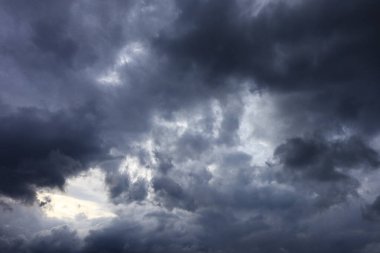 Kara bulutlardaki kara fırtına yağmurdan önce