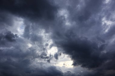 Kara bulutlardaki kara fırtına yağmurdan önce