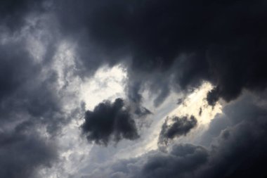Kara bulutlardaki kara fırtına yağmurdan önce