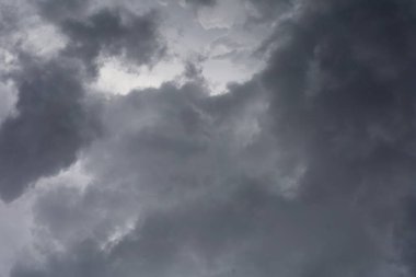 Kara bulutlardaki kara fırtına yağmurdan önce