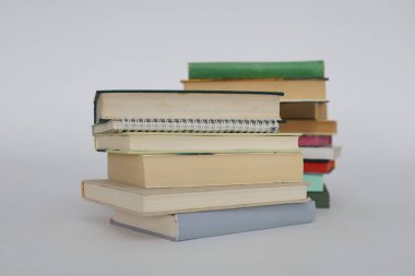 çok renkli kitaplar ve yığınla kitap, kütüphanenin arka planına karşı kitap yığını, kütüphanenin önünde yığınla kitap, ahşap masa, eğitim, yüksek kaliteli kitap fotoğrafçılığı, en iyi kitap fotoğrafı, yapay zeka,