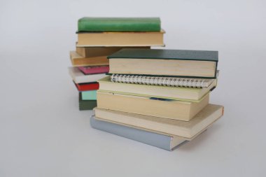 çok renkli kitaplar ve yığınla kitap, kütüphanenin arka planına karşı kitap yığını, kütüphanenin önünde yığınla kitap, ahşap masa, eğitim, yüksek kaliteli kitap fotoğrafçılığı, en iyi kitap fotoğrafı, yapay zeka,