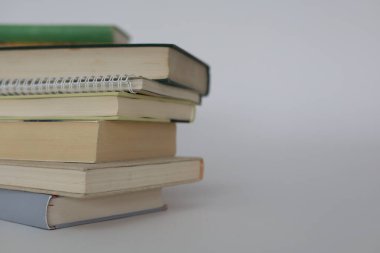 çok renkli kitaplar ve yığınla kitap, kütüphanenin arka planına karşı kitap yığını, kütüphanenin önünde yığınla kitap, ahşap masa, eğitim, yüksek kaliteli kitap fotoğrafçılığı, en iyi kitap fotoğrafı, yapay zeka,