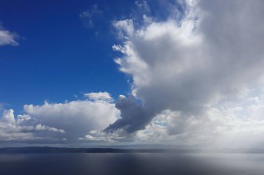Okyanus üzerinde fırtına bulutu