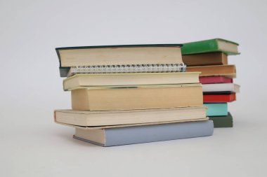 Beyaz arkaplan üzerine kitap yığını