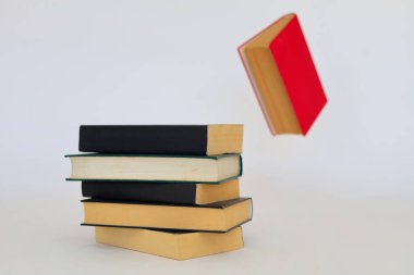 Beyaz arkaplan üzerine kitaplar ve kitaplar