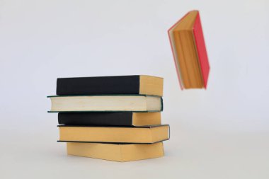 Beyaz arkaplan üzerine kitap yığını