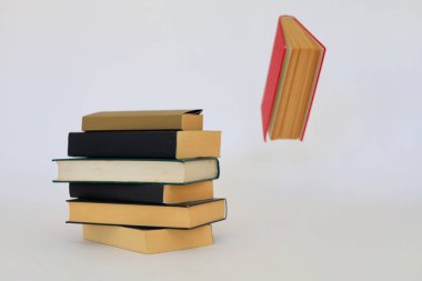 Beyaz arkaplan üzerine kitaplar