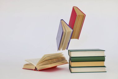 Beyaz arkaplan üzerine kitap yığını