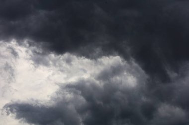 Bir yaz gününde dramatik kara fırtına bulutları, Al.