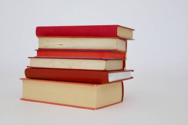 Kitaplar kütüphanede masanın üstünde., 