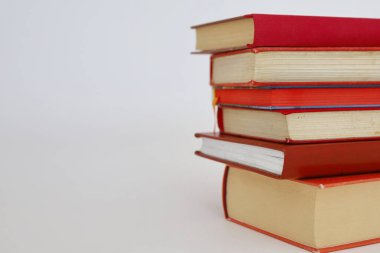 Kitaplar kütüphanede masanın üstünde., 