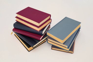 Kitaplar kütüphanede masanın üstünde., 