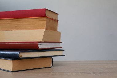 Kitaplar kütüphanede masanın üstünde., 