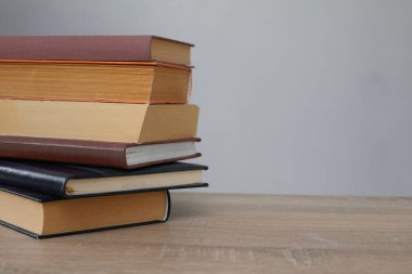 Kitaplar kütüphanede masanın üstünde., 