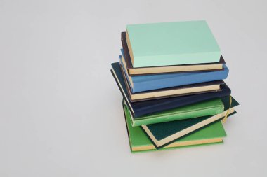 Beyaz arka plan, eğitim, okuma, öğrenme, bilgi, edebiyat, eğitim geçmişi, romantizm romanı, suç romanı, tarihi roman, şiir koleksiyonu, masadaki kitap yığını, yüksek kaliteli kitap fotoğrafları