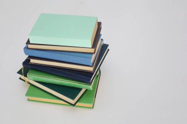 Beyaz arka plan, eğitim, okuma, öğrenme, bilgi, edebiyat, eğitim geçmişi, romantizm romanı, suç romanı, tarihi roman, şiir koleksiyonu, masadaki kitap yığını, yüksek kaliteli kitap fotoğrafları