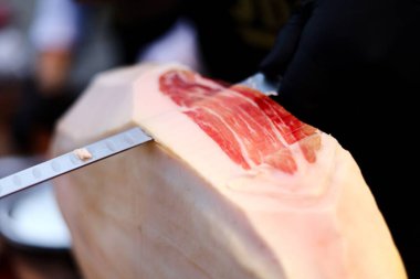 Restoranın mutfağındaki kasap masasında et ve domuz pirzolası, Prosciutto kesimi, Akdeniz et yemekleri, jambon, kurutulmuş et.