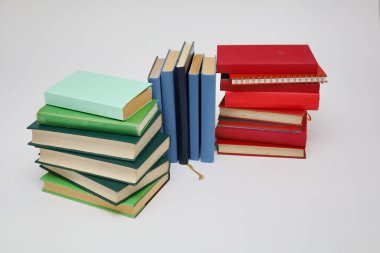 Beyaz arkaplan üzerine kitap yığını, 