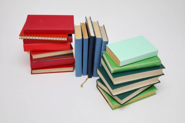 Beyaz arkaplan üzerine kitap yığını, 