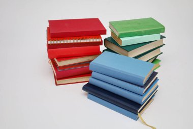 Beyaz arkaplan üzerine kitap yığını, 