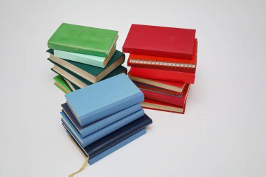 Beyaz arkaplan üzerine kitap yığını, 