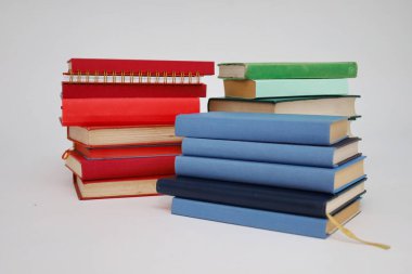 Beyaz arkaplan üzerine kitap yığını, 