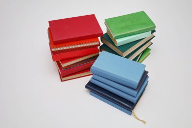 Beyaz arkaplan üzerine kitap yığını, 