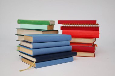 Beyaz arkaplan üzerine kitap yığını, 