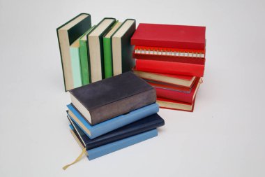 Beyaz arkaplan üzerine kitap yığını, 