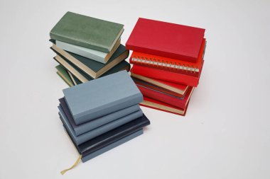 Beyaz arka plan, New York, Tokio; Paris; Tokio; Delhi; Sao Paolo; Kahire; Osaka; AI