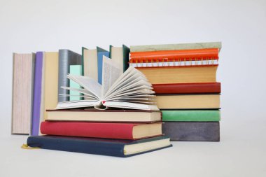 Beyaz arkaplan üzerine kitap yığını