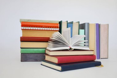 Beyaz arkaplan üzerine kitap yığını