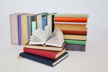 Beyaz arkaplan üzerine kitap yığını