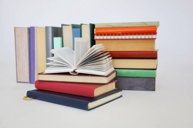 Beyaz arkaplan üzerine kitap yığını