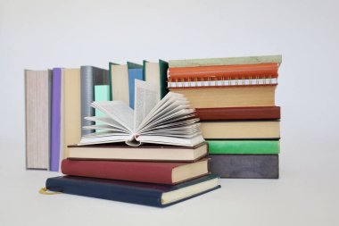 Beyaz arkaplan üzerine kitap yığını