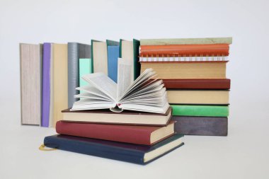 Beyaz arkaplan üzerine kitap yığını