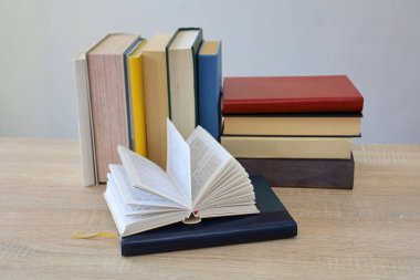 Kütüphanede kitap yığını ve açık kitap