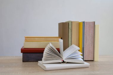 Ahşap rafta bir yığın kitap