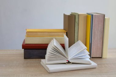 Beyaz arkaplan üzerine kitap yığını