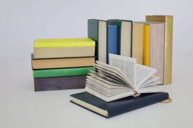 Beyaz arkaplanda izole edilmiş pek çok kitap