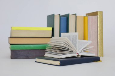 Beyaz üzerine izole kitap yığını