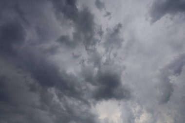 Fırtınadan önce kara fırtına bulutları. Dramatik gökyüzü. Yağmur bulutlarının arkaplanı,