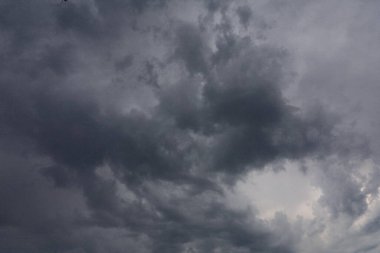 Fırtınadan önce kara fırtına bulutları. Dramatik gökyüzü. Yağmur bulutlarının arkaplanı,