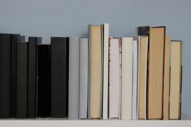 Masada yığınla kitap var..