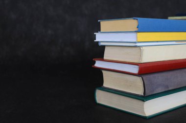 Siyah arkaplan üzerine kitap yığını