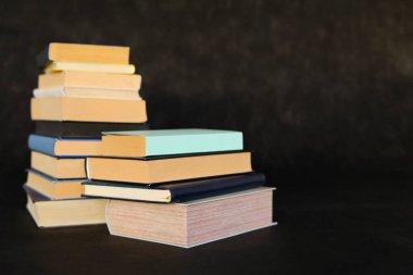 Siyah arkaplan üzerine kitap yığını
