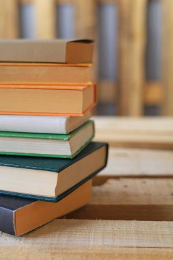 Masadaki kitaplar, eğitim., 